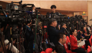 “韩媒记者挑衅遭宫磊回击:可用英语法语和我交流”